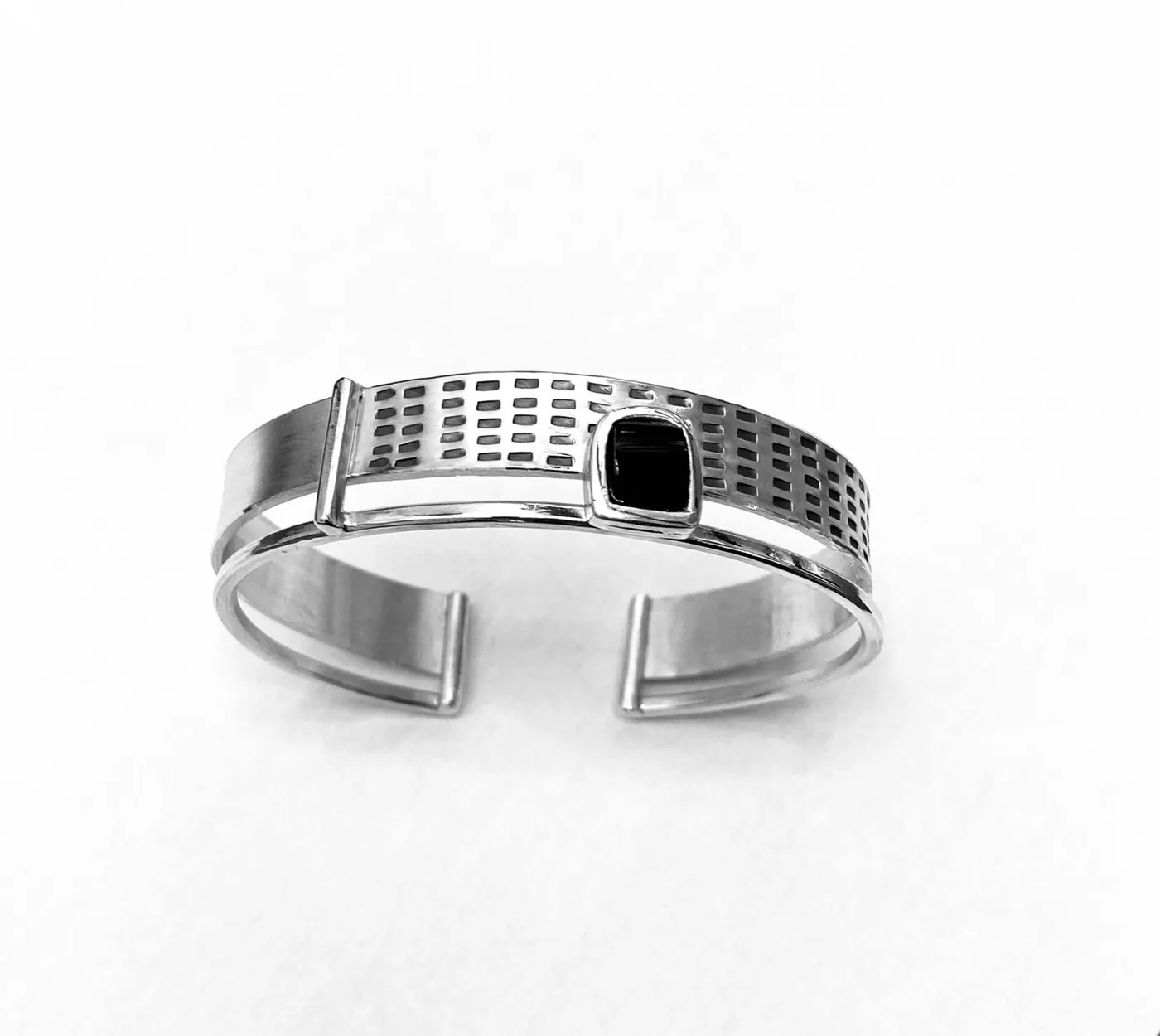 Silver bracelet with onyx